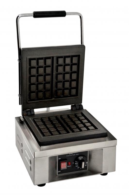 Omcan 1.6 kW Waffle Maker – Commercial Countertop Electric Waffle Iron for Restaurants, Cafés & Foodservice Kitchens - Donut-Equipment.com